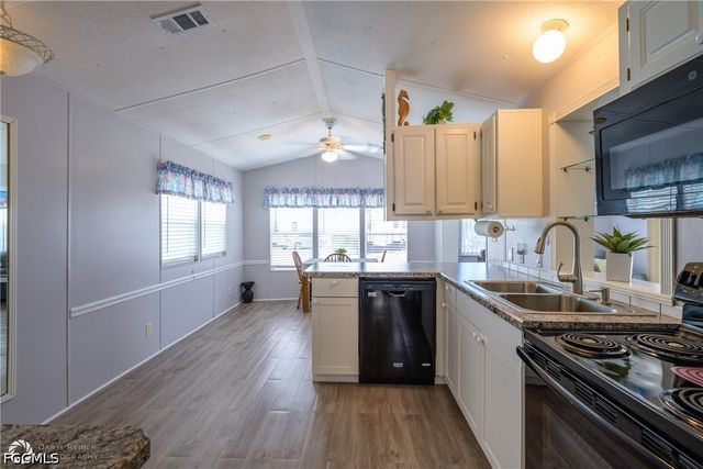 11089 Sunglow LN, Fort Myers, FL 33908