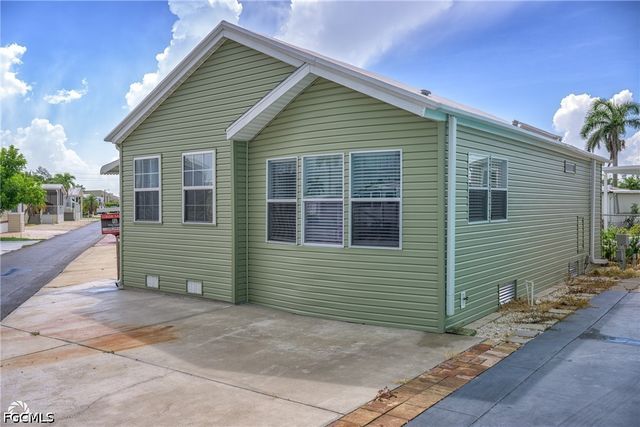 11089 Sunglow LN, Fort Myers, FL 33908