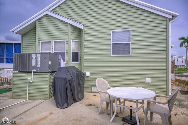 11089 Sunglow LN, Fort Myers, FL 33908