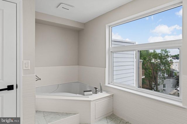 933 S 3RD ST, Philadelphia, PA 19147