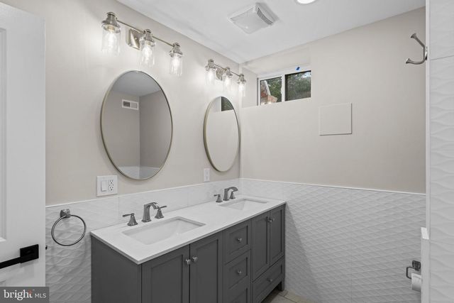 933 S 3RD ST, Philadelphia, PA 19147