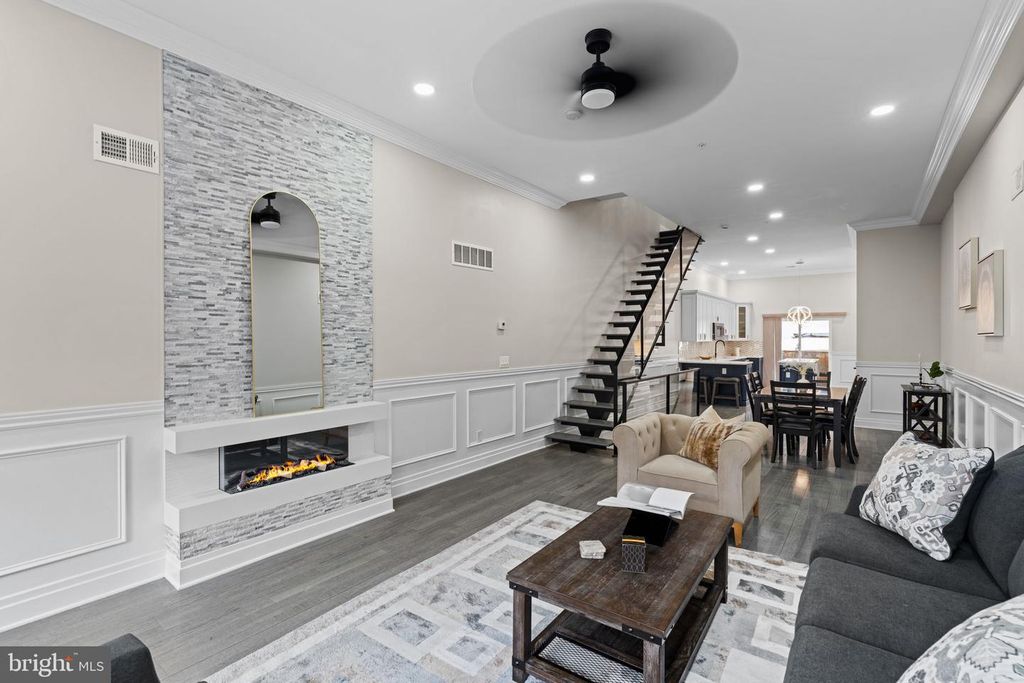 933 S 3RD ST, Philadelphia, PA 19147