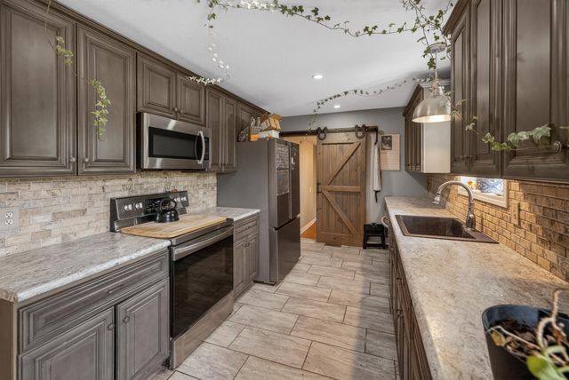 15798 SW Prairie Creek Rd, Rose Hill, KS 67133
