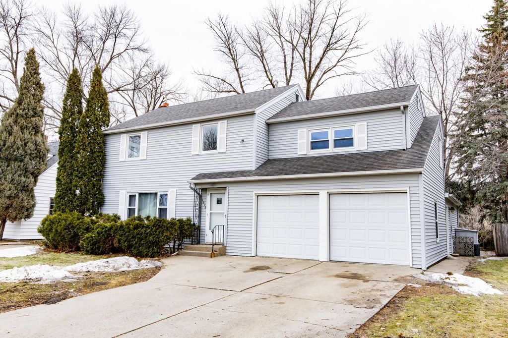 1020 12th Street S, Moorhead, MN 56560