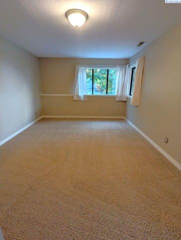 3803 W 40th Pl, Kennewick, WA 99337