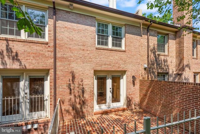 2345 S ROLFE ST S, Arlington, VA 22202