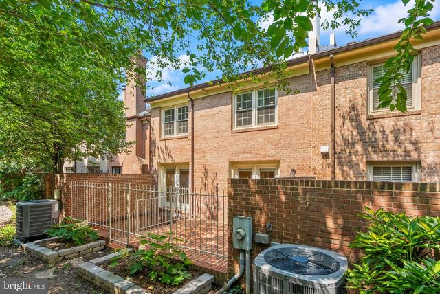 2345 S ROLFE ST S, Arlington, VA 22202