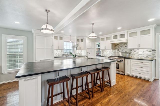 1707 Pennington Way, Nichols Hills, OK 73116