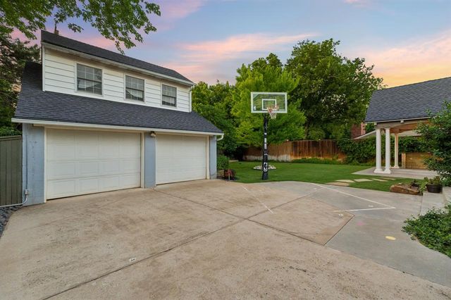 1707 Pennington Way, Nichols Hills, OK 73116