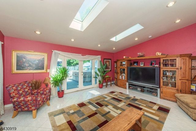 25 Meadow Dr, Little Falls Twp., NJ 07424