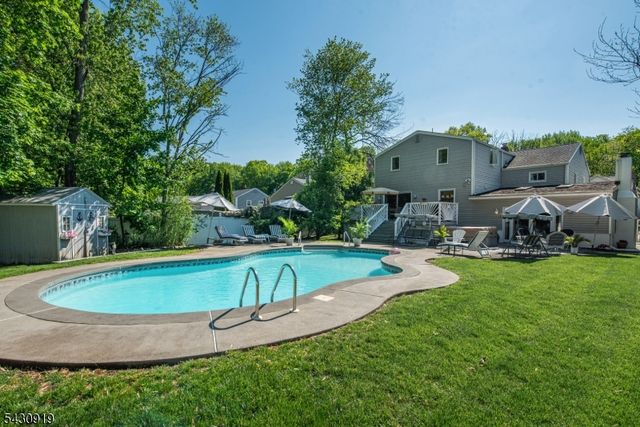 25 Meadow Dr, Little Falls Twp., NJ 07424