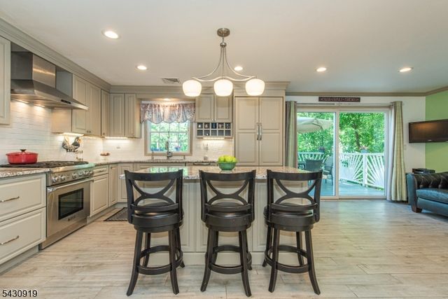 25 Meadow Dr, Little Falls Twp., NJ 07424