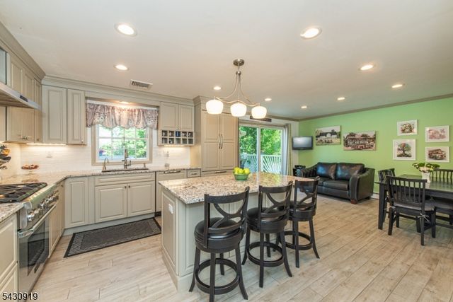 25 Meadow Dr, Little Falls Twp., NJ 07424