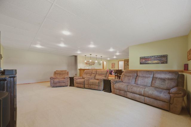 1303 S Ravenwood Ct, Derby, KS 67037
