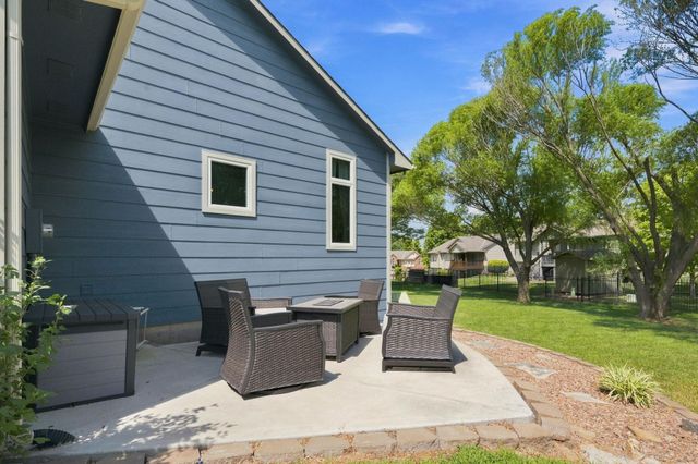 1303 S Ravenwood Ct, Derby, KS 67037