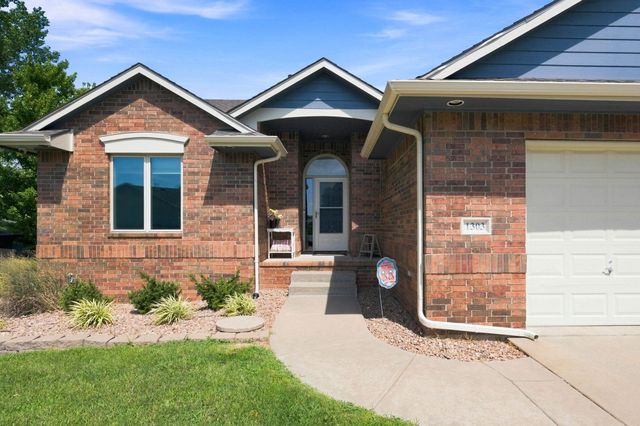 1303 S Ravenwood Ct, Derby, KS 67037