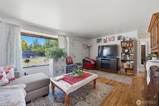 18824 Midvale Avenue N, Shoreline, WA 98133