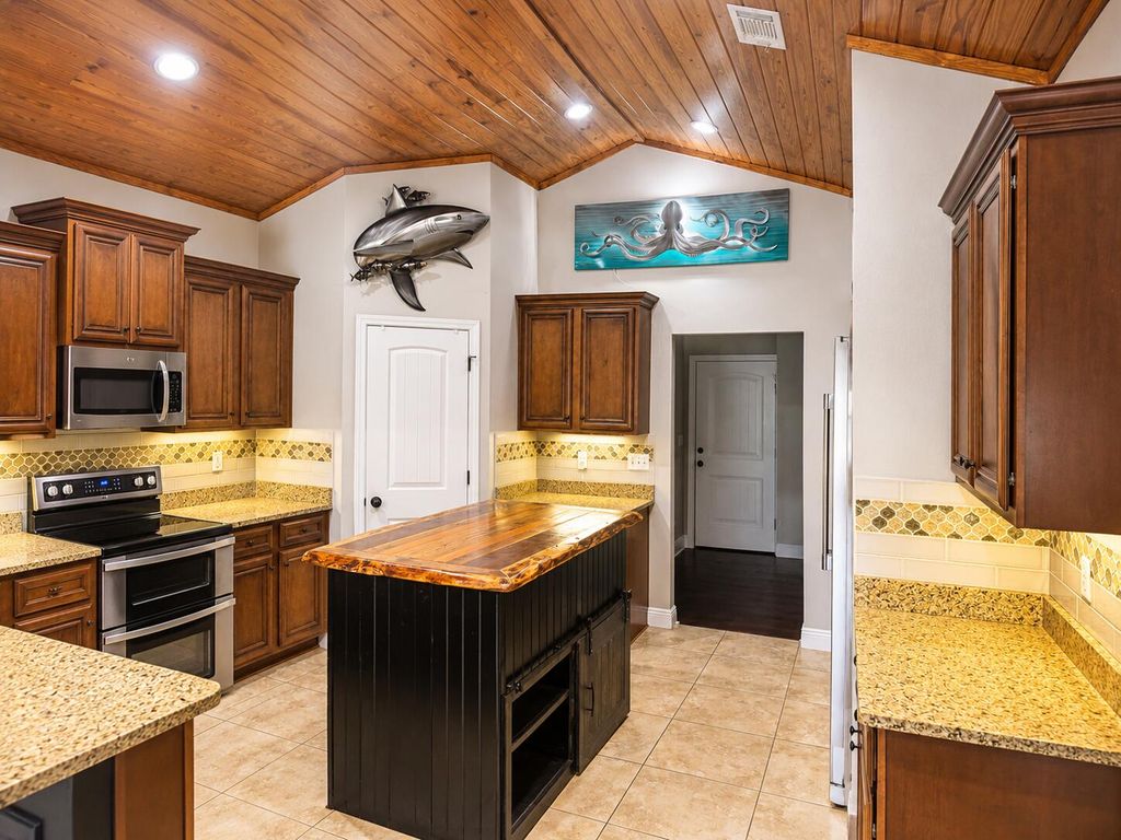 Image 10 of property listing at 5528 Frontier Drive, Crestview, FL 32536