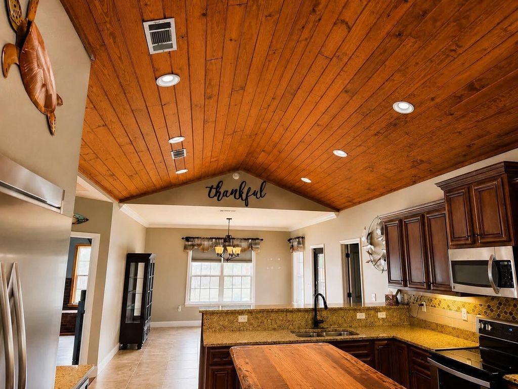 Image 11 of property listing at 5528 Frontier Drive, Crestview, FL 32536