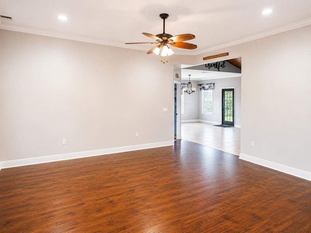 Image 34 of property listing at 5528 Frontier Drive, Crestview, FL 32536
