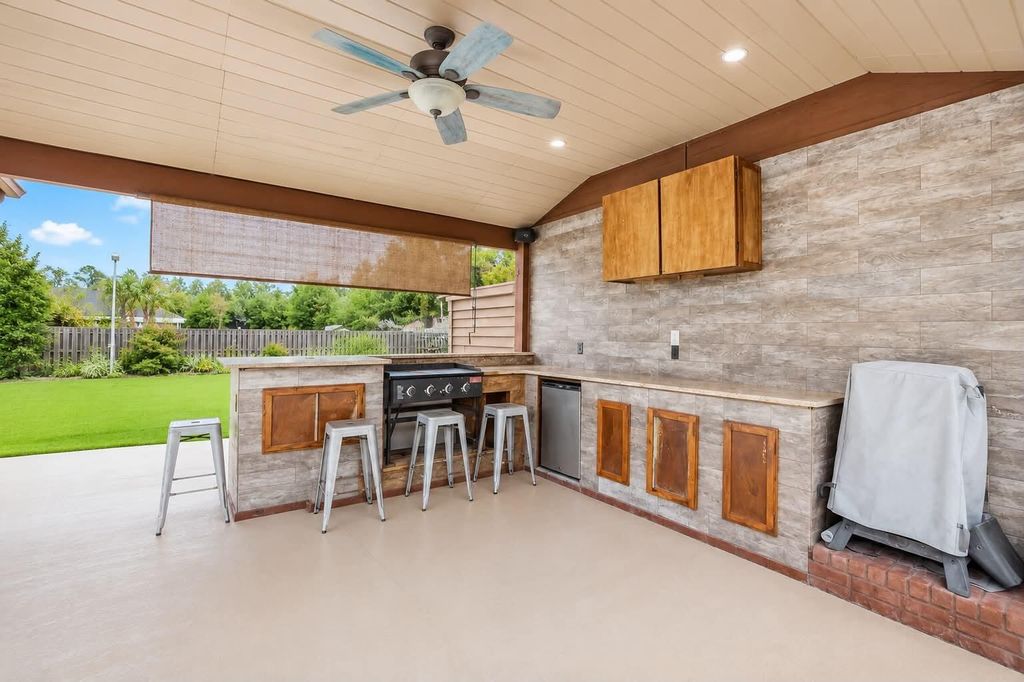 Image 6 of property listing at 5528 Frontier Drive, Crestview, FL 32536