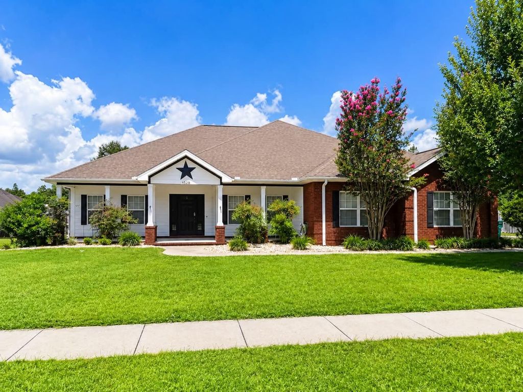 Image 8 of property listing at 5528 Frontier Drive, Crestview, FL 32536