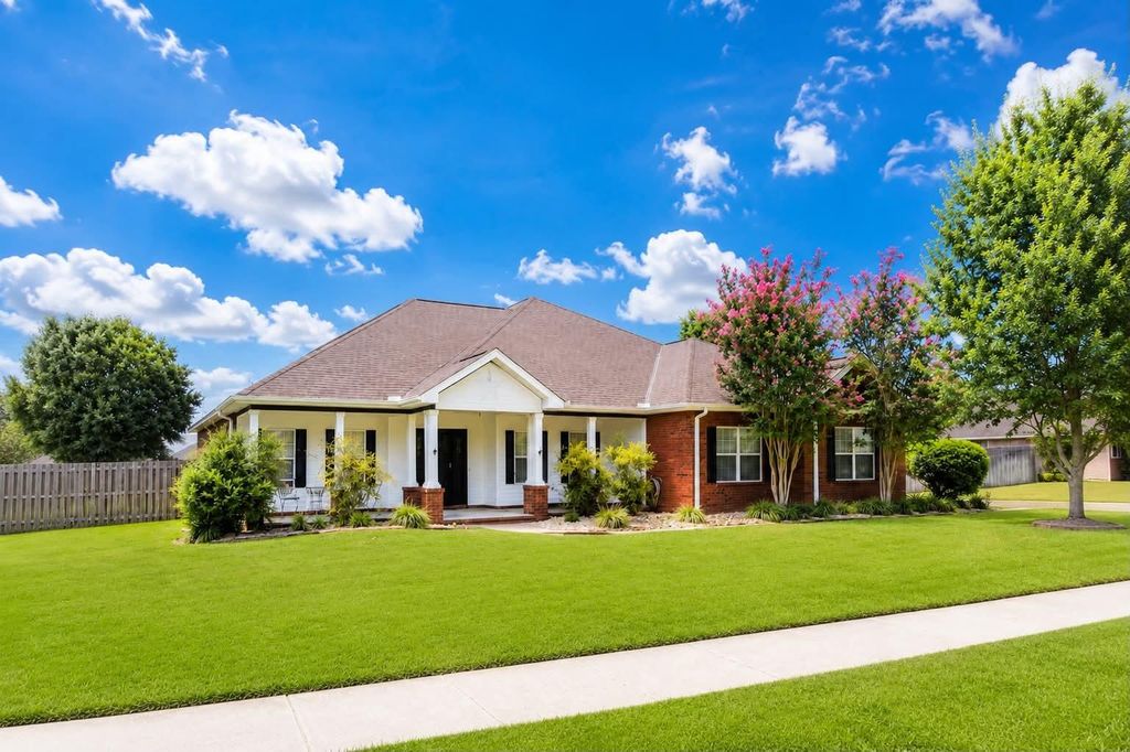 Image 9 of property listing at 5528 Frontier Drive, Crestview, FL 32536