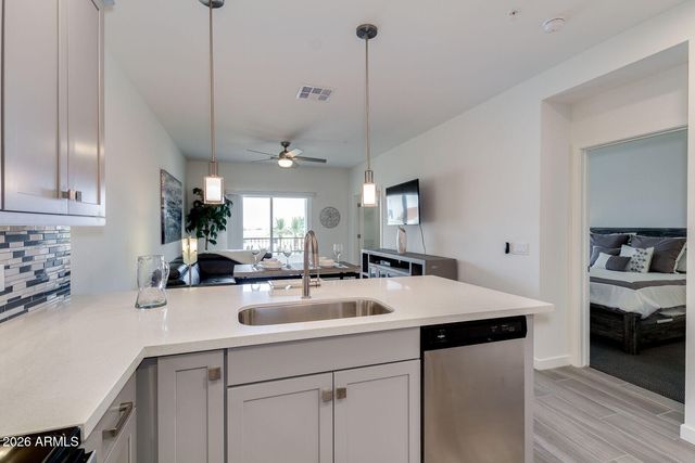 2511 W QUEEN CREEK Road 343, Chandler, AZ 85248