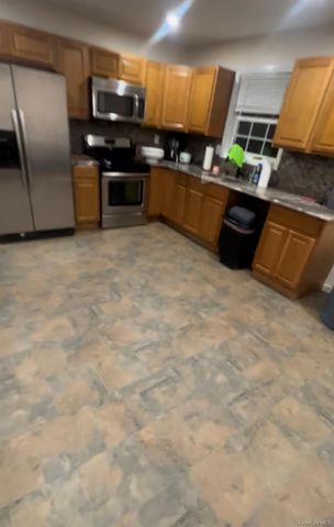 39 Elder Avenue 1st level, Farmingville, NY 11738