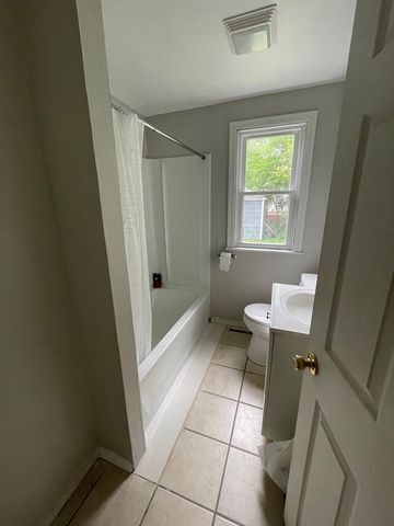 5 Barber St, Springfield, MA 01109