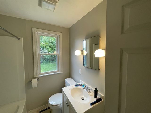 5 Barber St, Springfield, MA 01109