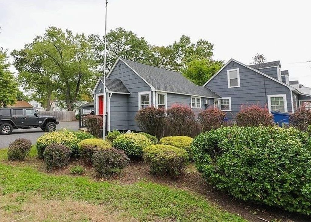 5 Barber St, Springfield, MA 01109