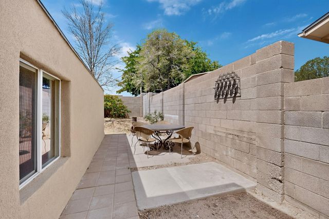 6909 Quarterhorse Lane NW, Albuquerque, NM 87120