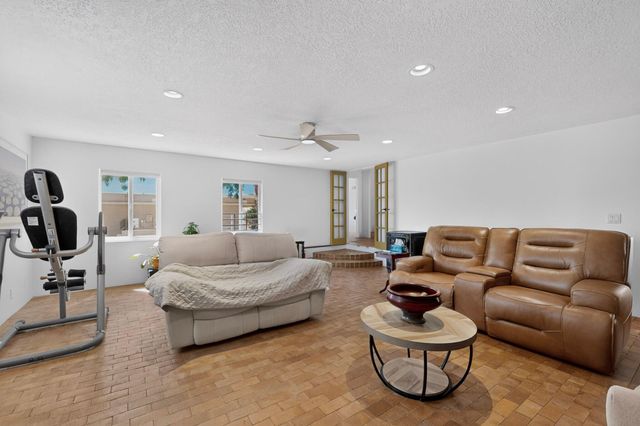 6909 Quarterhorse Lane NW, Albuquerque, NM 87120