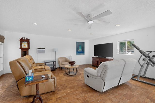6909 Quarterhorse Lane NW, Albuquerque, NM 87120