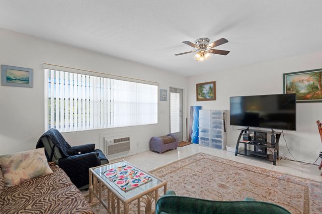 279 Coventry, West Palm Beach, FL 33417