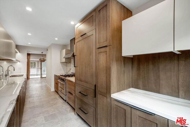 439 N Doheny Drive 204, Beverly Hills, CA 90210