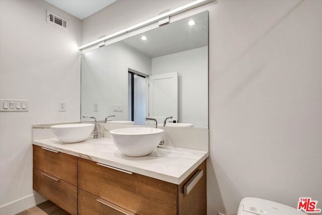 439 N Doheny Drive 204, Beverly Hills, CA 90210