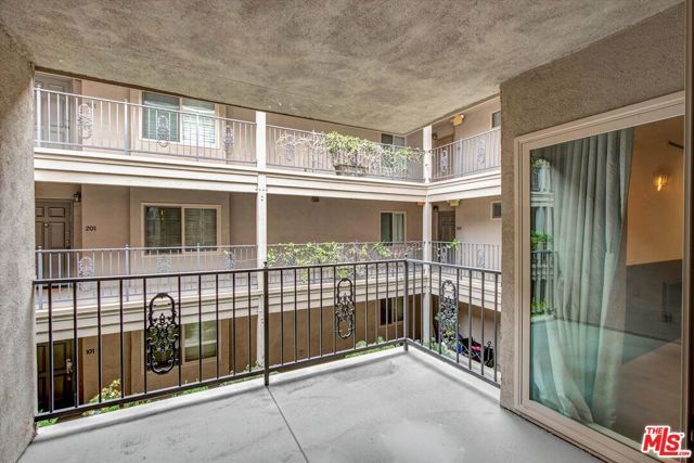 439 N Doheny Drive 204, Beverly Hills, CA 90210