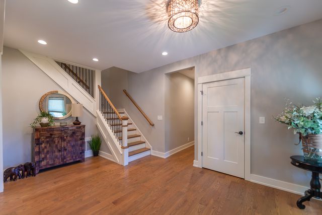 1045 N 5th Avenue, St. Charles, IL 60174