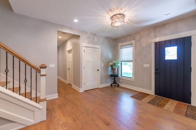 1045 N 5th Avenue, St. Charles, IL 60174