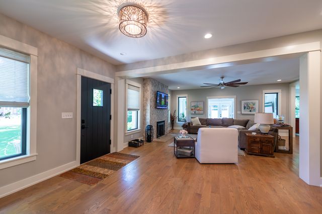 1045 N 5th Avenue, St. Charles, IL 60174