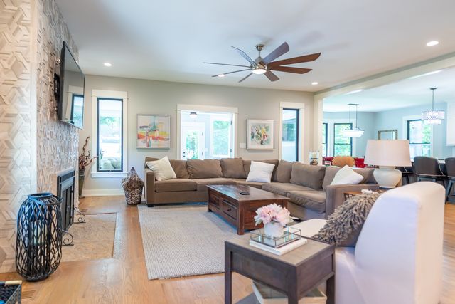 1045 N 5th Avenue, St. Charles, IL 60174
