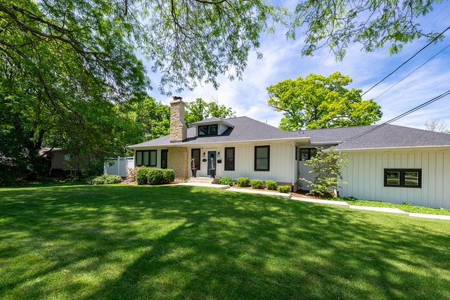 1045 N 5th Avenue, St. Charles, IL 60174