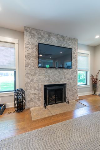 1045 N 5th Avenue, St. Charles, IL 60174