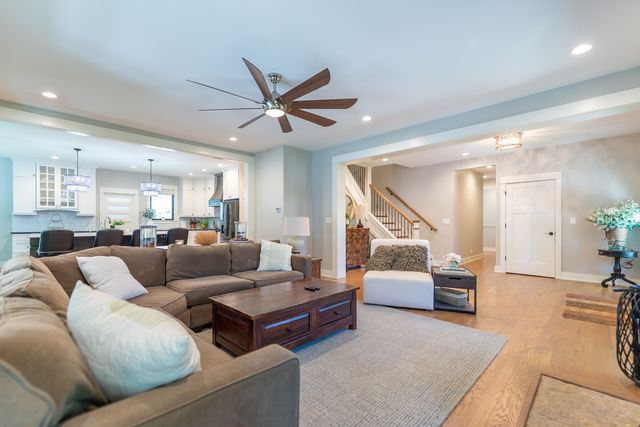 1045 N 5th Avenue, St. Charles, IL 60174