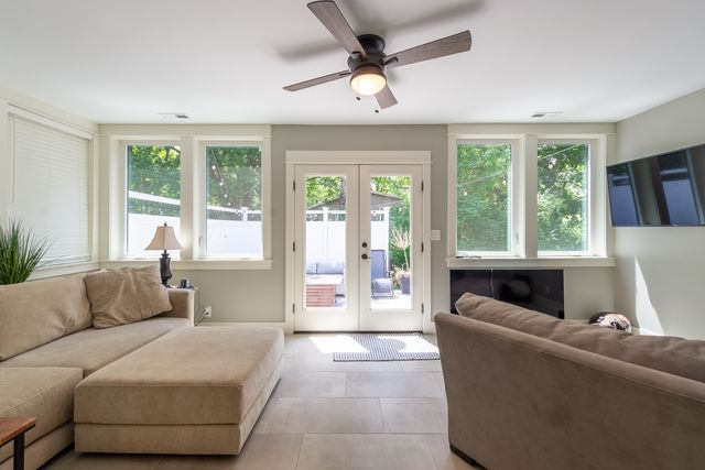 1045 N 5th Avenue, St. Charles, IL 60174