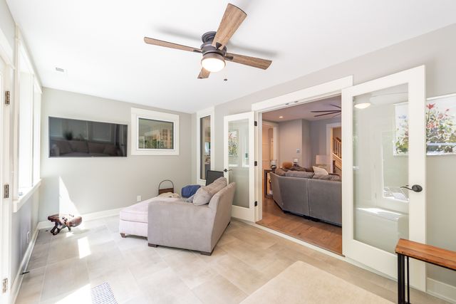1045 N 5th Avenue, St. Charles, IL 60174