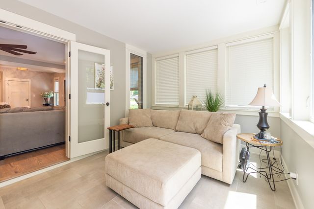 1045 N 5th Avenue, St. Charles, IL 60174