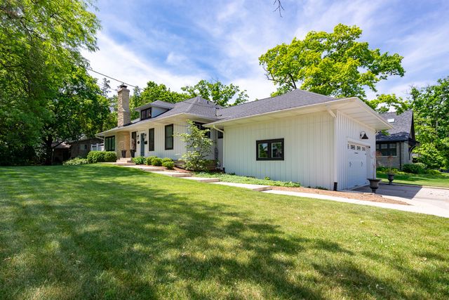1045 N 5th Avenue, St. Charles, IL 60174